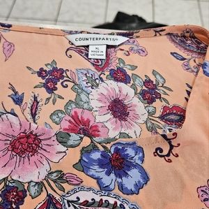 Beautiful blouse with string on bottom and fin sleeves.